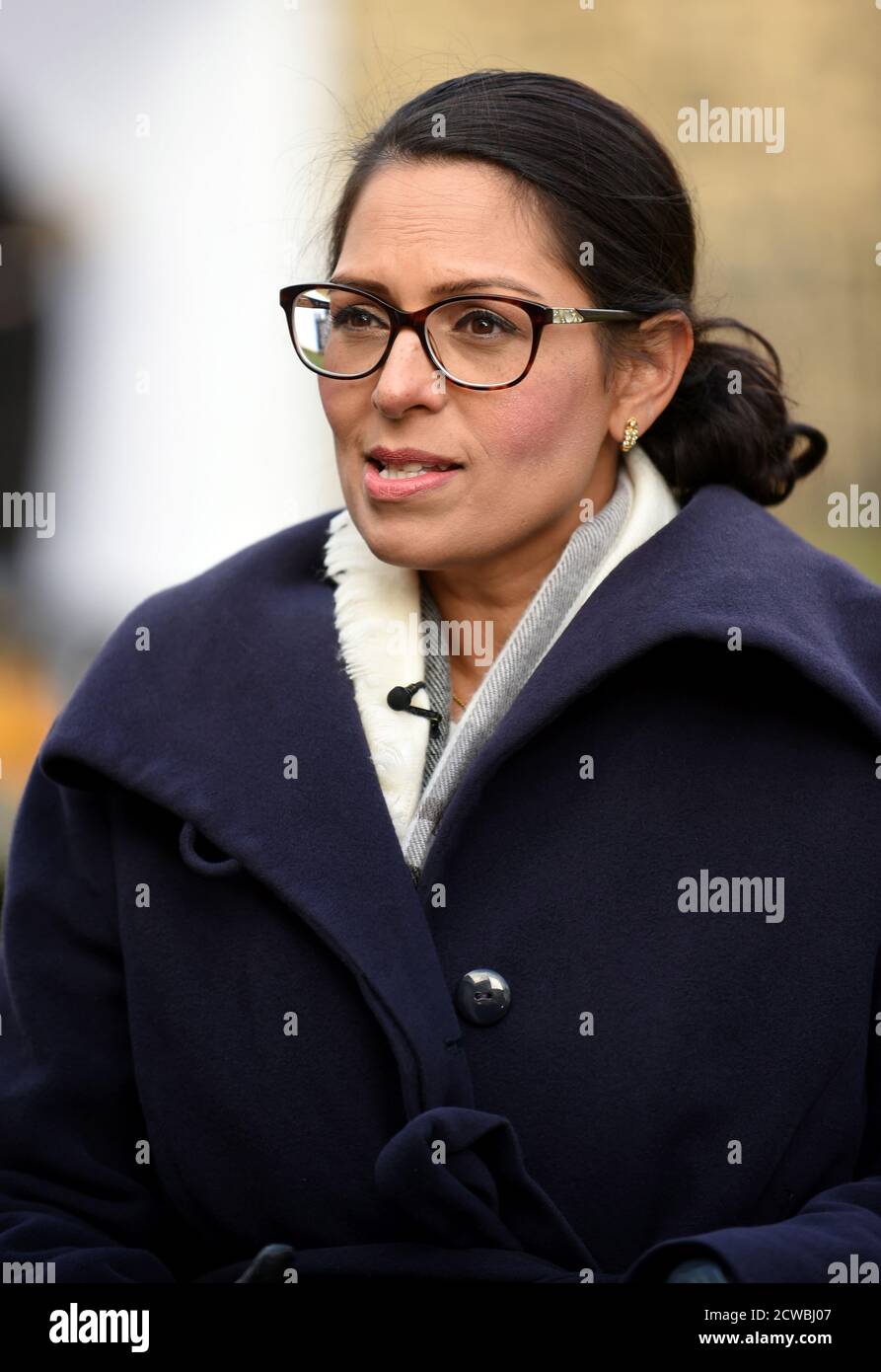 Fotografia di Priti Patel. Priti Sushil Patel (1972-) un politico britannico che è stato Segretario di Casa dal 2019 e membro del Parlamento per Witham dal 2010. Dal 2016 al 2017 è stata Segretario per lo sviluppo internazionale Foto Stock
