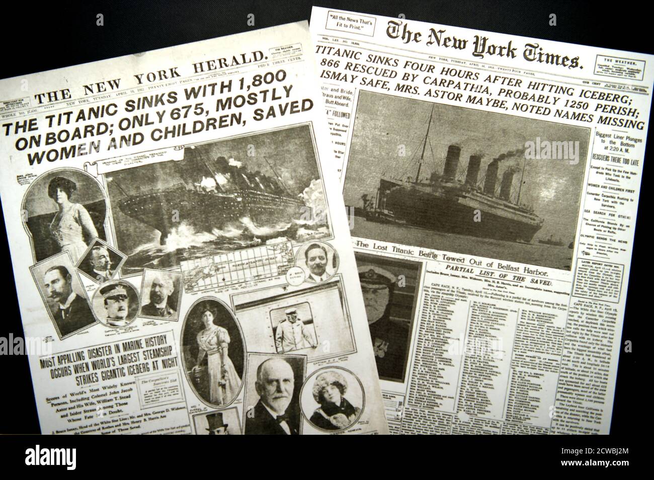 I giornali che riportano il naufragio del Titanic RMS. Foto Stock