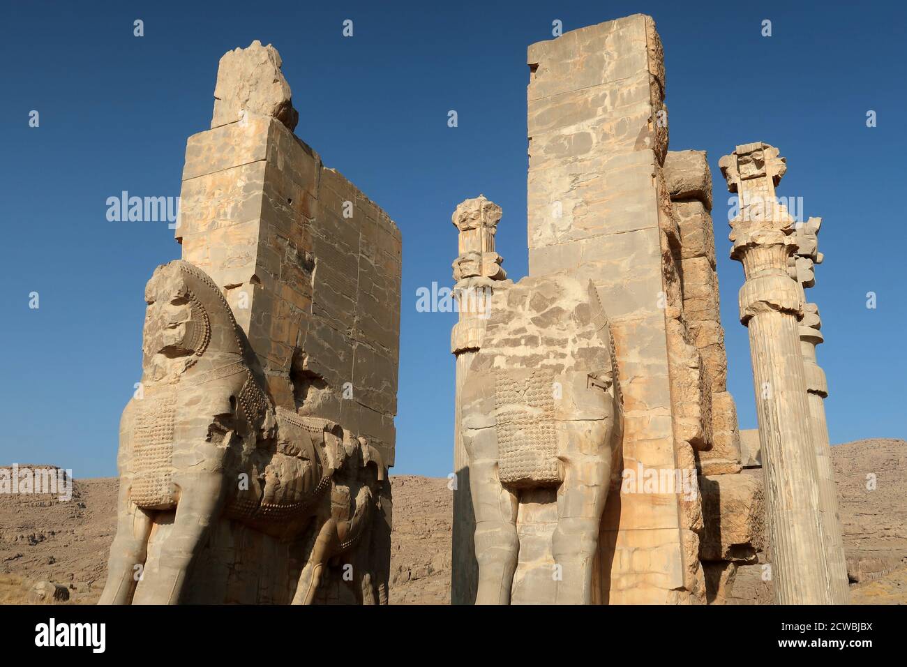 Fotografia di una sala quadrata a quattro colonne con tre porte in pietra, a Persepolis, Iran. Foto Stock