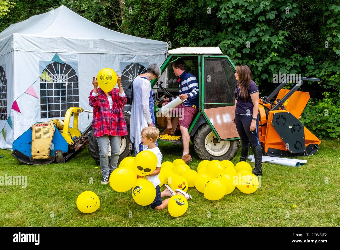 Persone locali con palloncini al Fairwarp Village Fete, Fairwarp, East Sussex, Regno Unito. Foto Stock