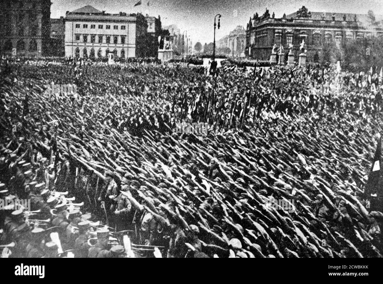 Foto in bianco e nero di una grande dimostrazione della Gioventù Hitler a Berlino, 1 maggio 1933. Foto Stock