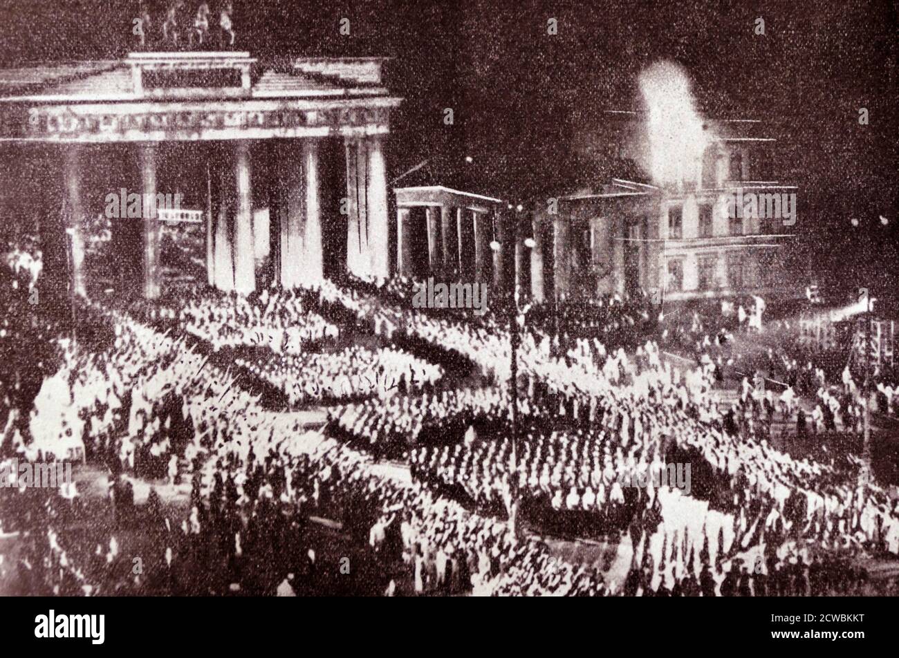 Foto in bianco e nero dei socialisti nazionali (nazisti) che marciano sotto la porta di Brandeburgo a Berlino, 20 gennaio 1933. Foto Stock