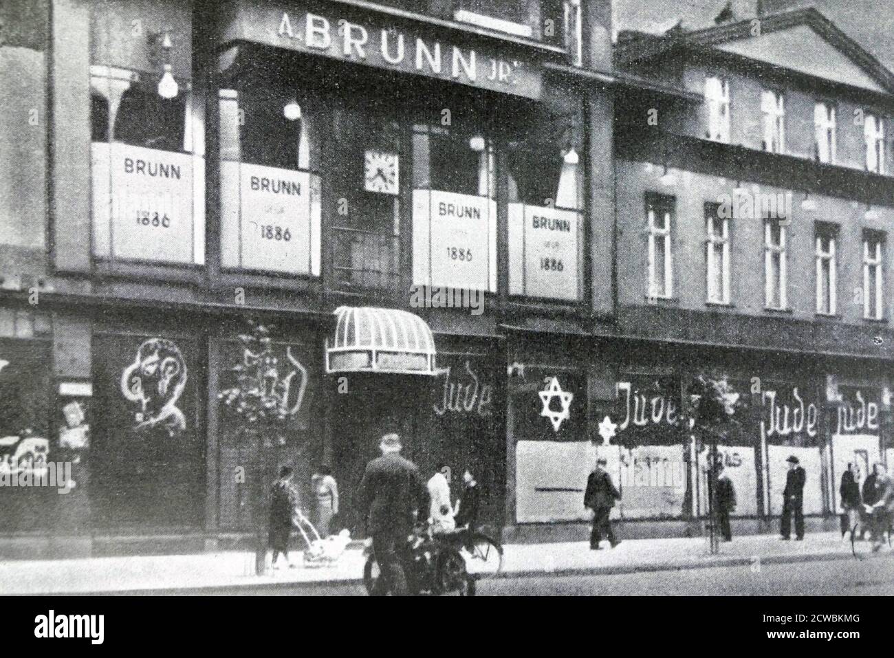 Foto in bianco e nero della propaganda anti-ebraica in Germania, che vieta alle imprese di proprietà ebraica il commercio commerciale. Foto Stock