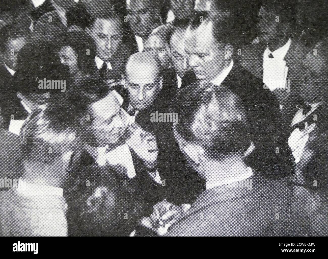 Foto in bianco e nero di Goebbels che parla ai giornalisti della decisione della Germania di ritirarsi dalla Lega delle Nazioni, decisione presa con referendum popolare il 12 novembre 1933. Foto Stock