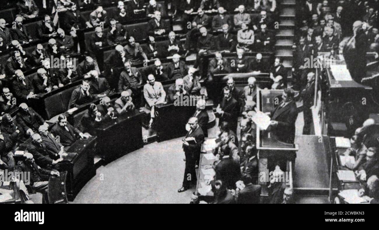 Foto in bianco e nero del politico francese Edouard Herriot (1872-1957) che parla alla Camera del Parlamento sul tema dei debiti verso gli americani. Foto Stock