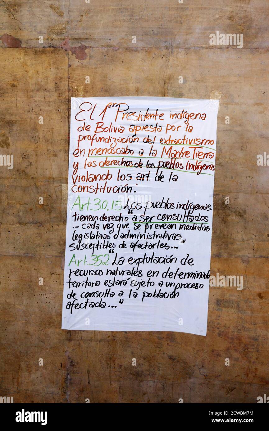 Poster che cita articoli della Costituzione Boliviana che danno alle popolazioni indigene il diritto di essere consultati su progetti sul loro territorio, Bolivia Foto Stock