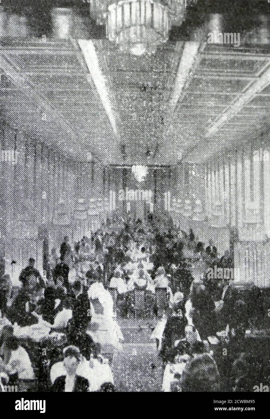 Foto in bianco e nero dell'interno della nave Normandia; la sala da pranzo durante un gala serale. Foto Stock