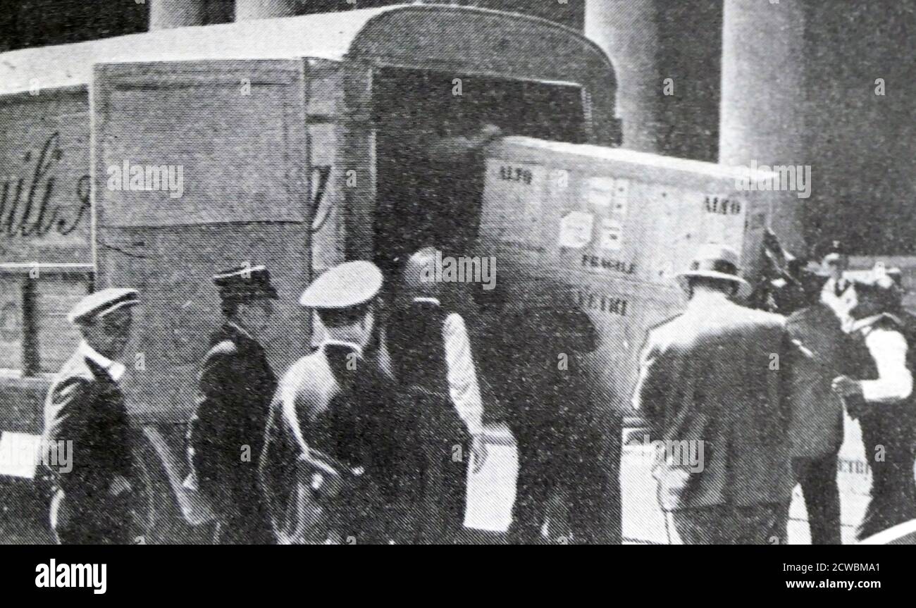 Foto in bianco e nero di una Mostra d'Arte Italiana nel Petit Palais, Parigi, nel 1935; caricamento di casse di dipinti a Milano. Foto Stock