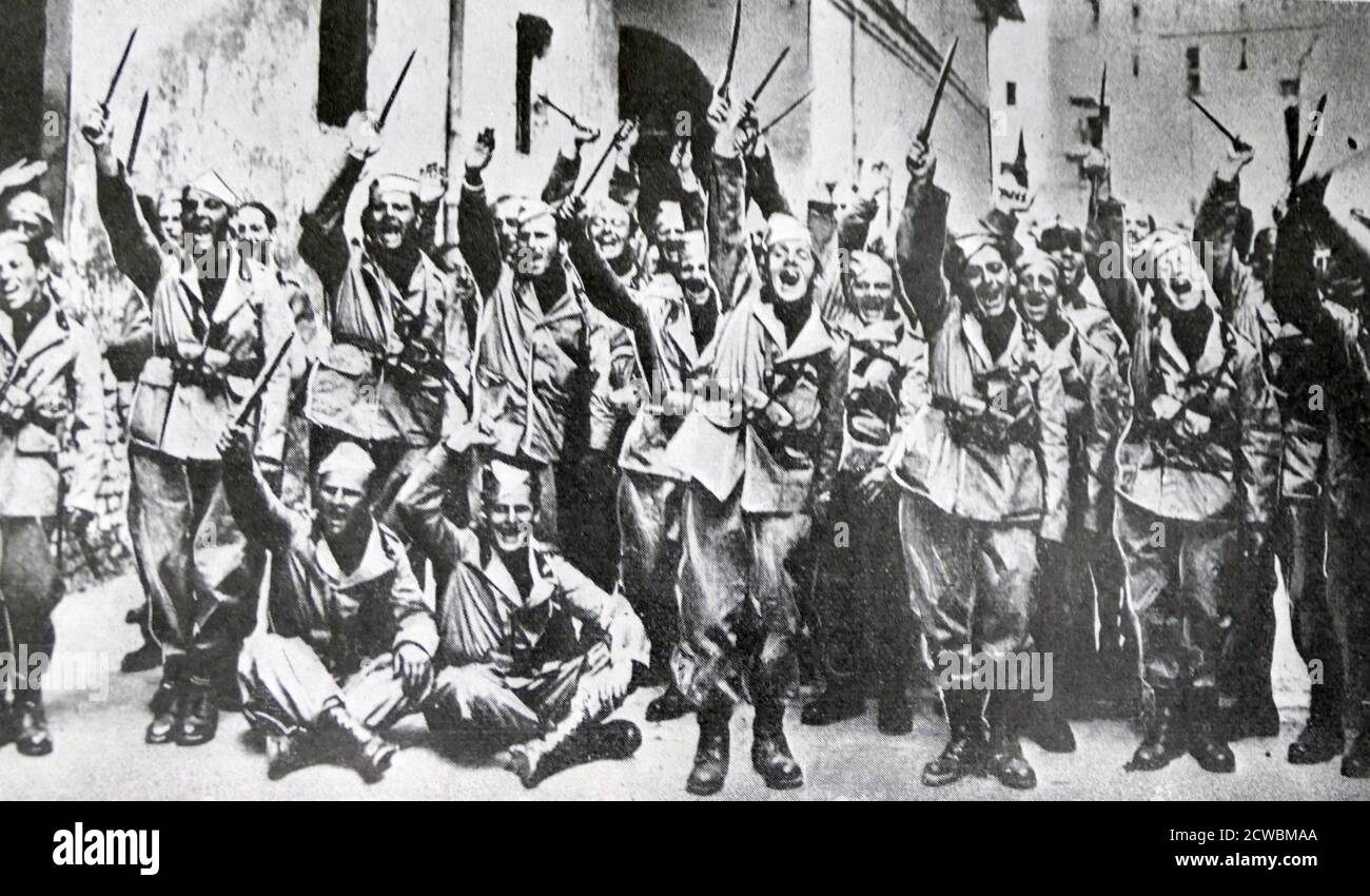Foto in bianco e nero della mobilitazione dei fascisti italiani. Un gruppo di uomini in strada gridando e alzando le loro baionette. Foto Stock