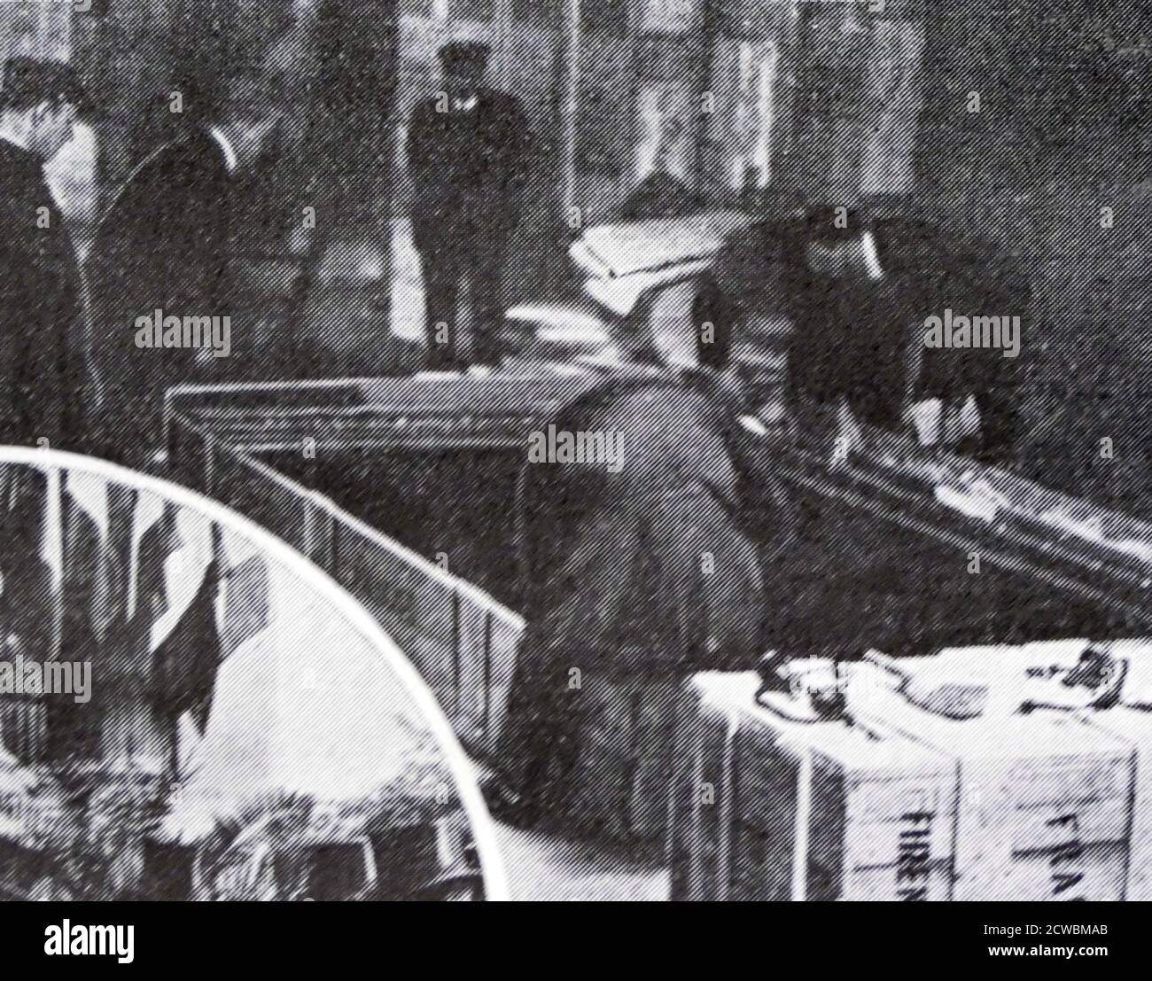 Foto in bianco e nero di una Mostra d'Arte Italiana nel Petit Palais, Parigi, nel 1935; gli stessi dipinti arrivano a Parigi. Foto Stock