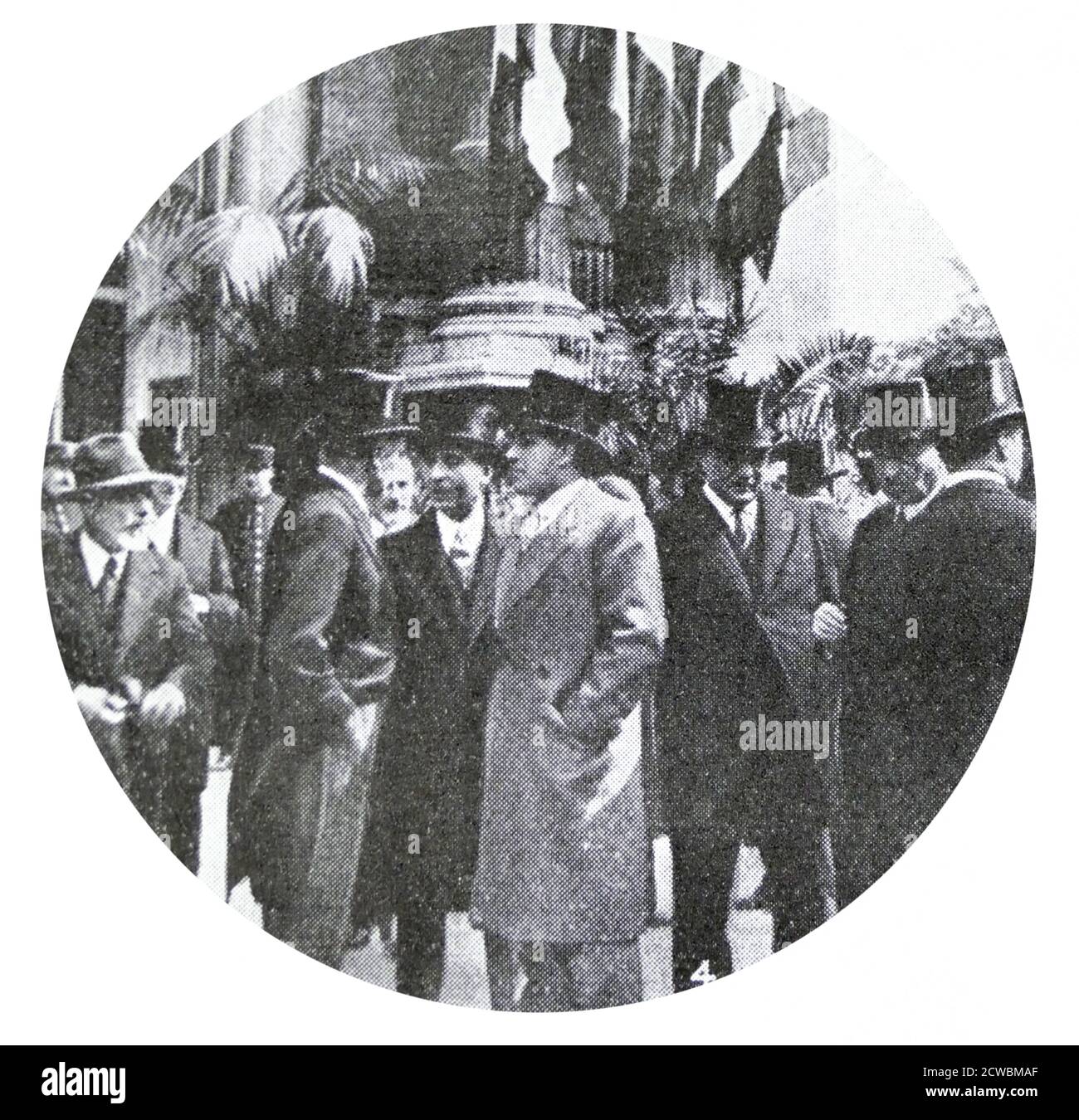 Foto in bianco e nero di una Mostra d'Arte Italiana nel Petit Palais, Parigi, nel 1935; apertura delle casse di dipinti. Foto Stock