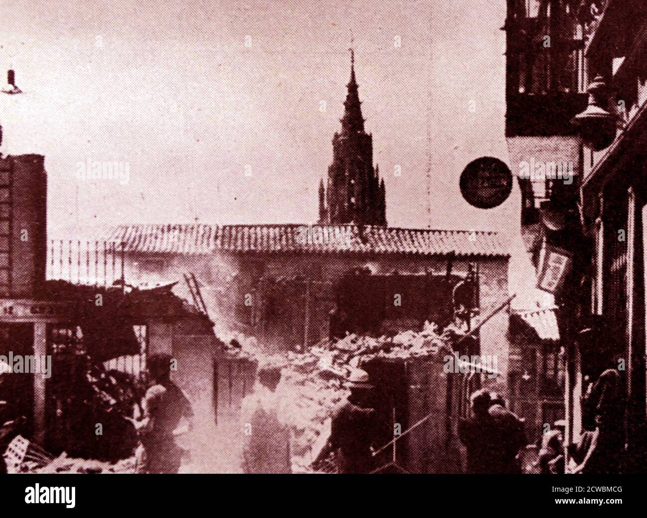 Fotografia in bianco e nero dell'assedio dell'Alcazar a Toledo durante la guerra civile spagnola (1936-1939). I nazionalisti liberarono l'Alcazar il 27 settembre 1936; milizie combattevano per le strade di Toledo. Foto Stock