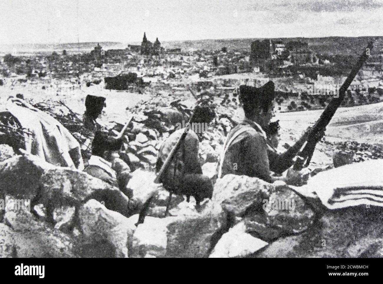 Fotografia in bianco e nero dell'assedio dell'Alcazar a Toledo durante la guerra civile spagnola (1936-1939). I nazionalisti liberarono l'Alcazar il 27 settembre 1936; i soldati nazionalisti ai margini della città. Foto Stock