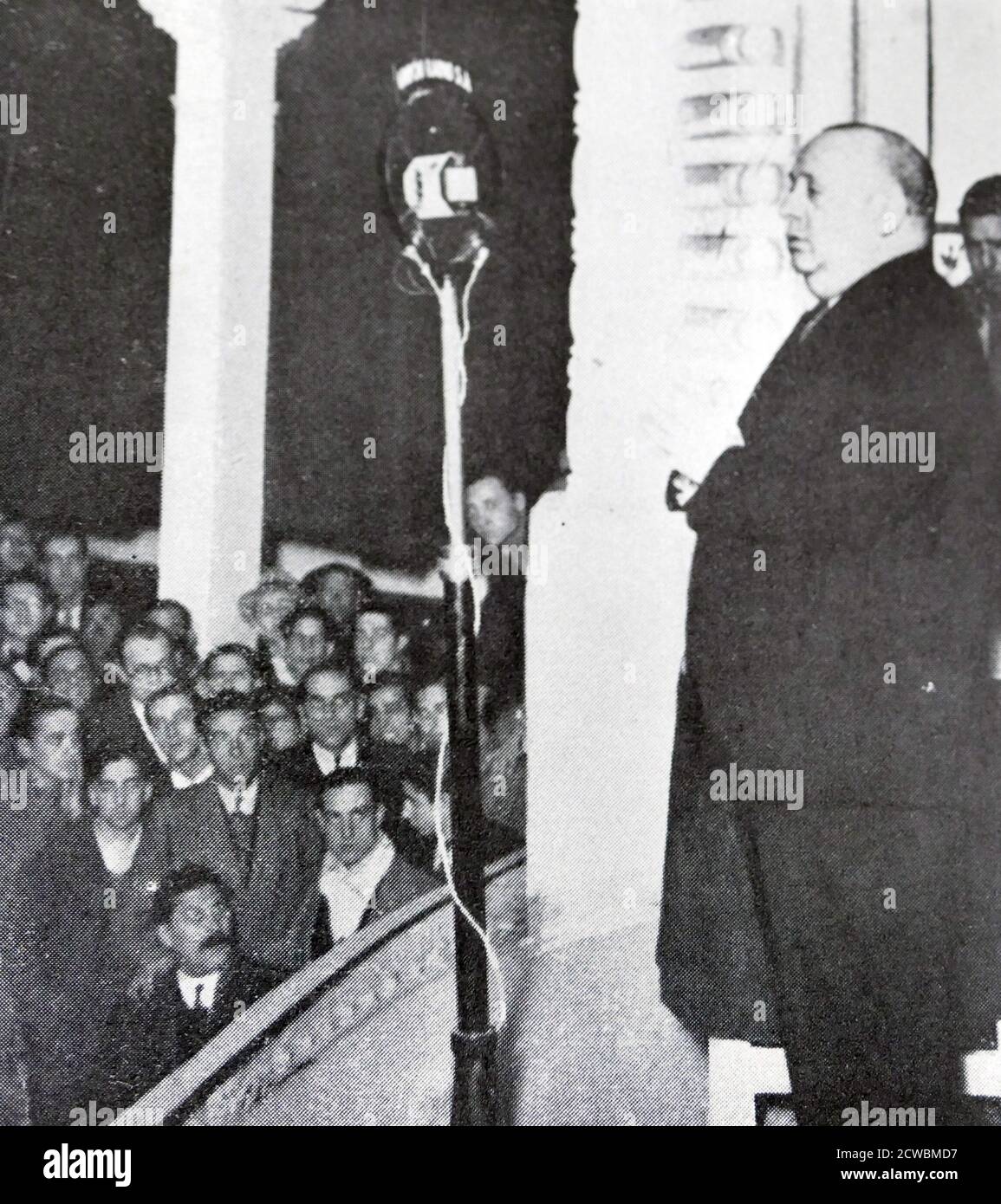 Fotografia in bianco e nero di Indalecio Prieto (1883-1962), politico repubblicano spagnolo, che ha pronunciato un discorso dopo la vittoria del fronte popolare. Foto Stock