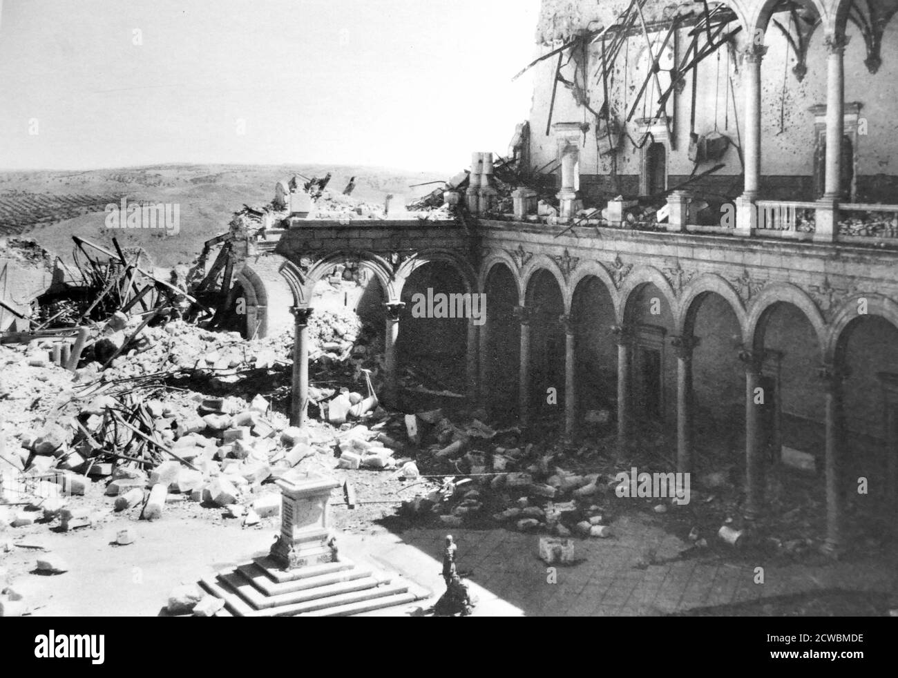 Fotografia in bianco e nero delle conseguenze dell'assedio dell'Alcazar a Toledo durante la guerra civile spagnola (1936-1939). I nazionalisti liberarono l'Alcazar il 27 settembre 1936; il cortile di Carlo V in rovina. Foto Stock