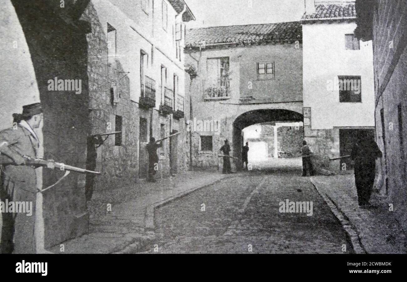 Fotografia in bianco e nero della guerra civile spagnola (1936-1939); presa di Santa Cruz de Retamar da parte di nazionalisti che avanzano con cautela lungo le mura della città. Foto Stock