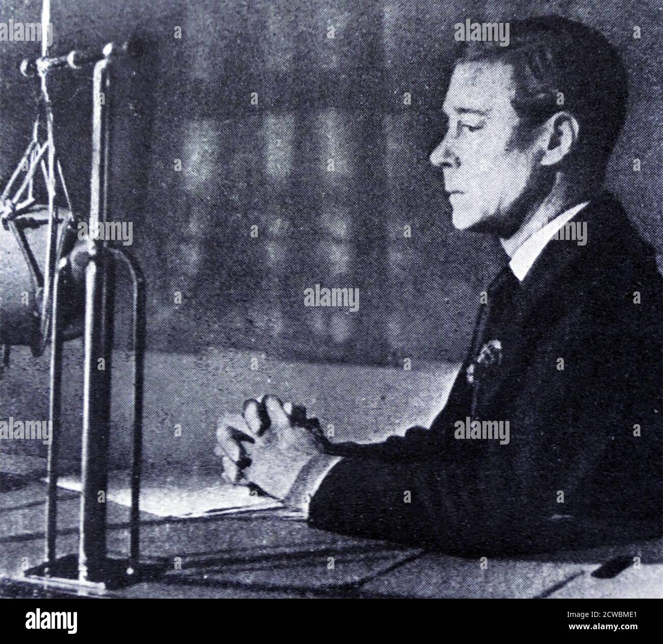 Fotografia in bianco e nero del re Edoardo VIII del Regno Unito (1894-1972) che ha dato il suo discorso radiofonico proclamando la sua abdicazione il 11 dicembre 1936. Foto Stock