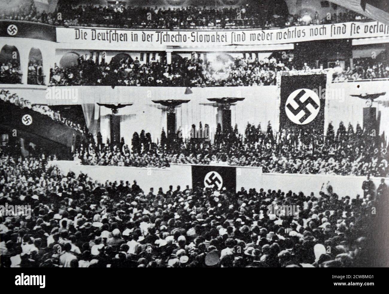 Foto in bianco e nero di Hitler in procinto di dare un discorso in un'arena sportiva a Berlino, settembre 1938. Foto Stock