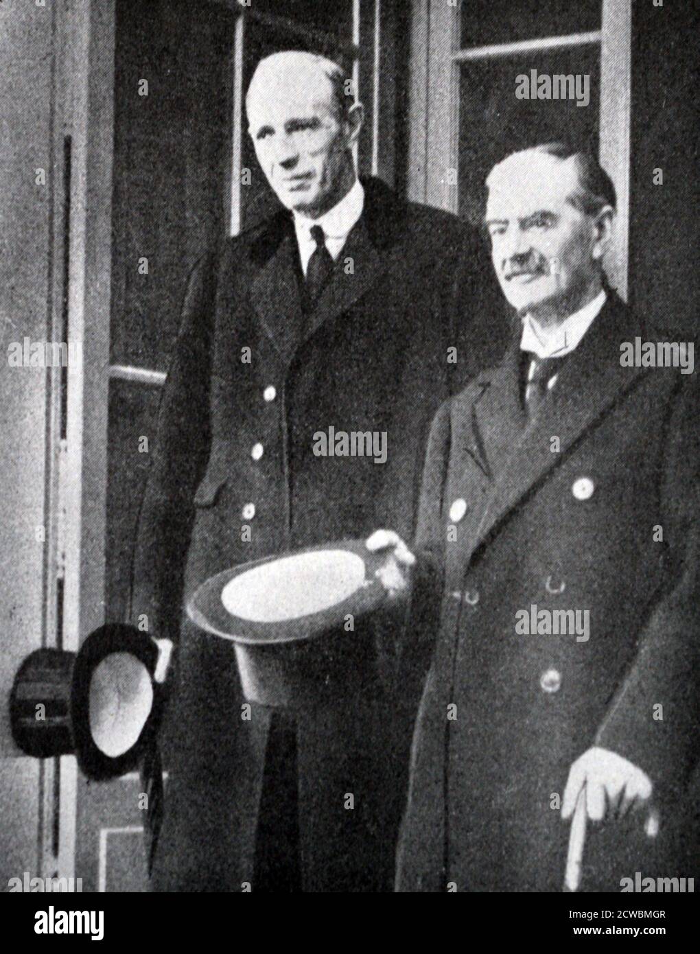Fotografia in bianco e nero di Neville Chamberlain (1869-1940), primo ministro britannico, e Edward Wood, Lord Halifax (1881-1959) all'inizio della crisi ceca. Foto Stock