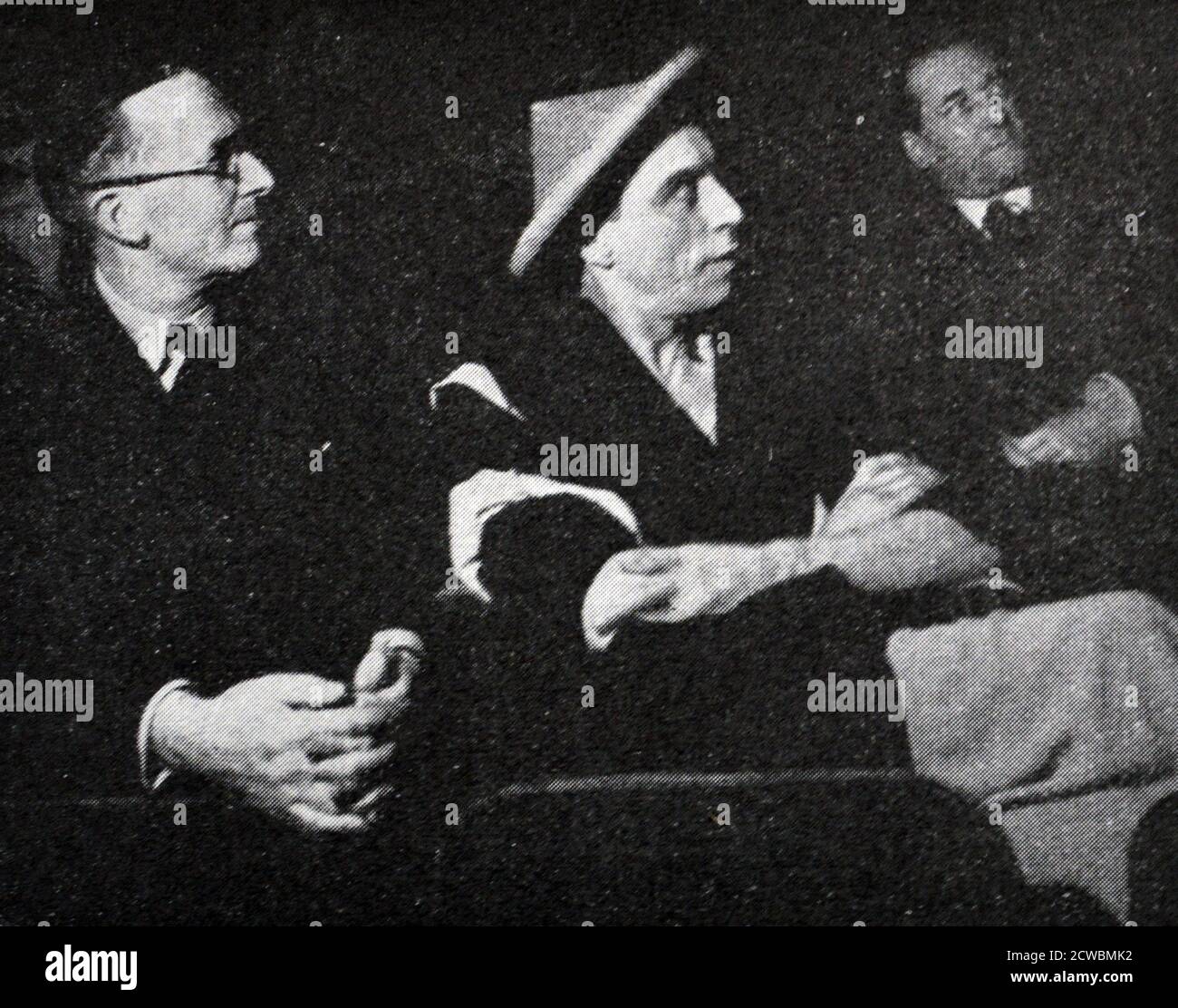 Fotografia in bianco e nero degli attori francesi Louis Jouvet (1887-1951) e Jean Giraudoux (1887-1951) durante una prova della commedia 'Electra', scritta da Giraudoux. Foto Stock