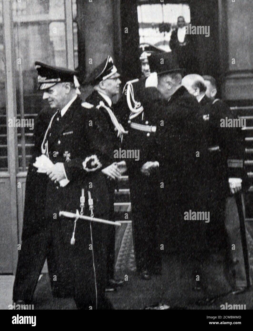 Fotografia in bianco e nero del ministro degli Esteri tedesco Joachim von Ribbentrop (1893-1946) e Georges Bonnet (1889-1973) che firmano un patto di non aggressione. Foto Stock