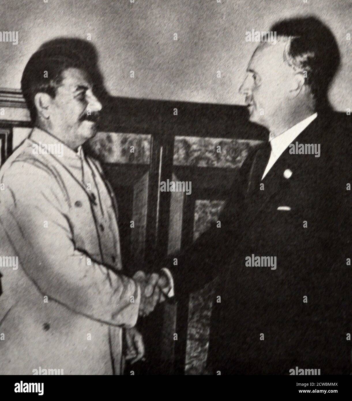 Fotografia in bianco e nero del leader sovietico Josef Stalin (1878-1953) e del ministro degli Esteri tedesco Joachim von Ribbentrop (1893-1946) che si stringono le mani dopo la firma del Patto tedesco-russo, 23 agosto 1939. Foto Stock