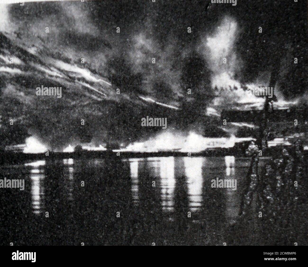 Fotografia in bianco e nero della Campagna norvegese della seconda guerra mondiale, da aprile a giugno 1940; i cacciatorpediniere britannici aprono il fuoco sulle posizioni nemiche. Foto Stock