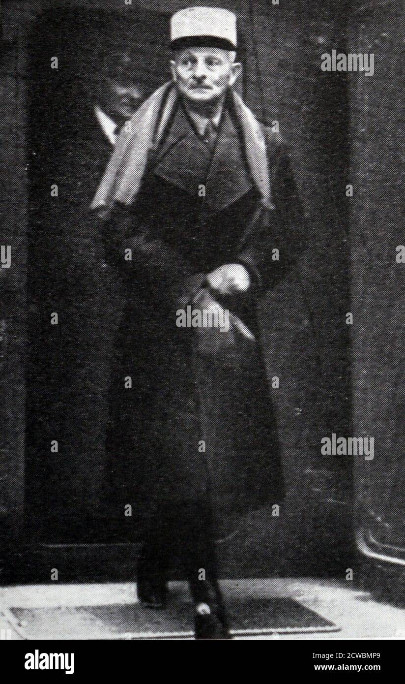 Fotografia in bianco e nero del generale francese Maxime Weygand (1867-1965) che esce da un posto di comando anteriore. Foto Stock