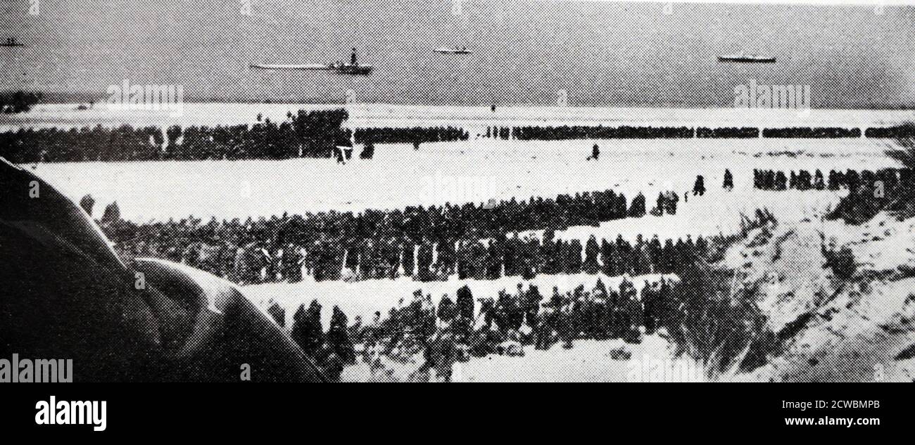 Fotografia in bianco e nero della Battaglia di Francia, maggio-giugno 1940; truppe alleate sulla spiaggia di Dunkerque in attesa di evacuazione. Foto Stock