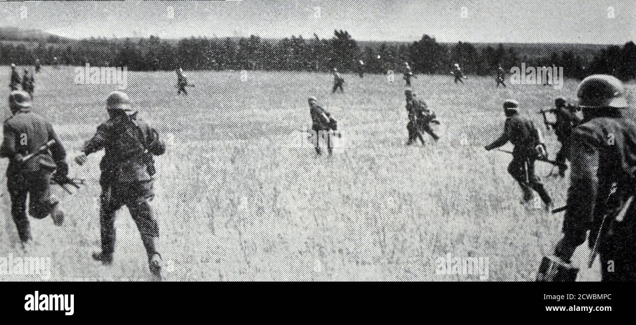 Fotografia in bianco e nero della Battaglia di Francia, maggio-giugno 1940; fanteria tedesca sull'attacco ad Aisne. Foto Stock