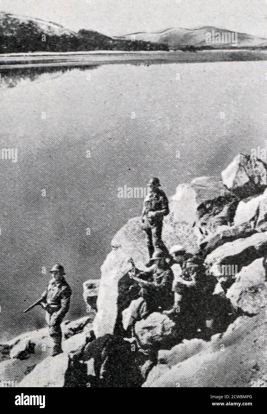 Fotografia in bianco e nero della Campagna norvegese della seconda guerra mondiale, da aprile a giugno 1940; un gruppo di soldati alpini fornisce sorveglianza sul fiordo. Foto Stock