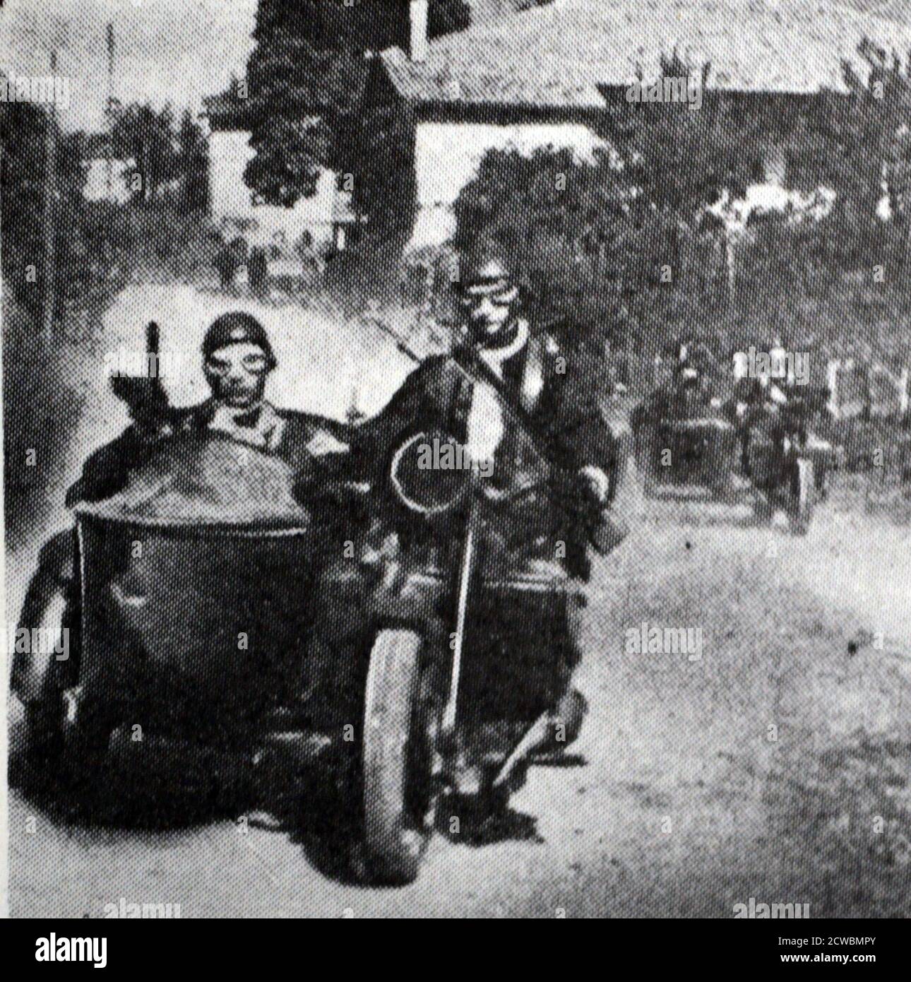 Fotografia in bianco e nero degli Alleati che vengono a salvare Belgio e Paesi Bassi; motocicli provenienti dalle rotte del nord. Foto Stock