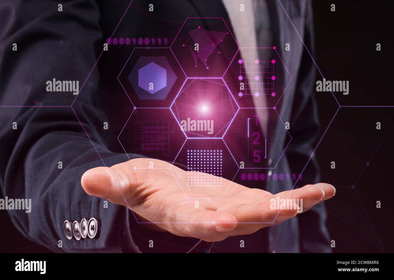 Ologramma di tenuta da uomo d'affari irriconoscibile con interfaccia utente digitale con telaio a celle Elementi Foto Stock