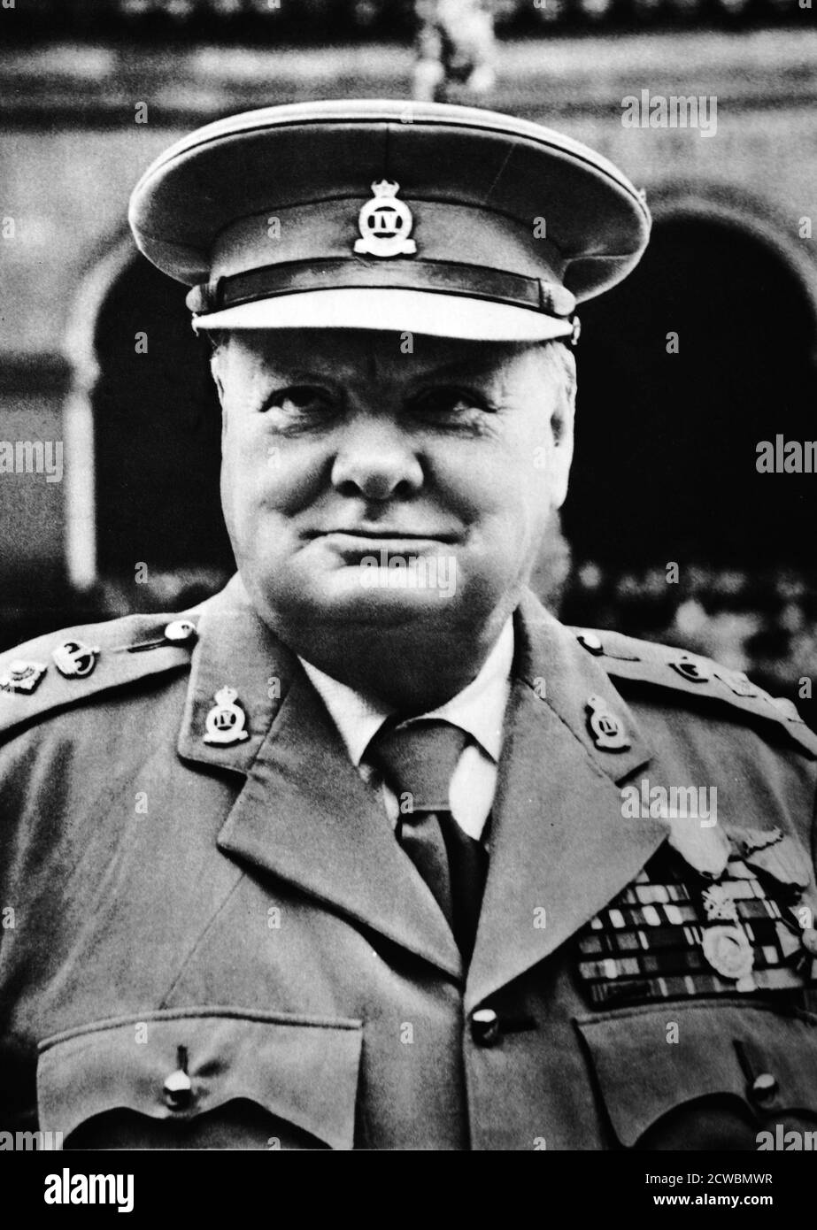 Fotografia in bianco e nero di Sir Winston Churchill (1874-1965), due volte primo Ministro della Gran Bretagna, mostrata in uniforme militare. Churchill è stato eletto per la prima volta nelle elezioni generali del 1940. Foto Stock