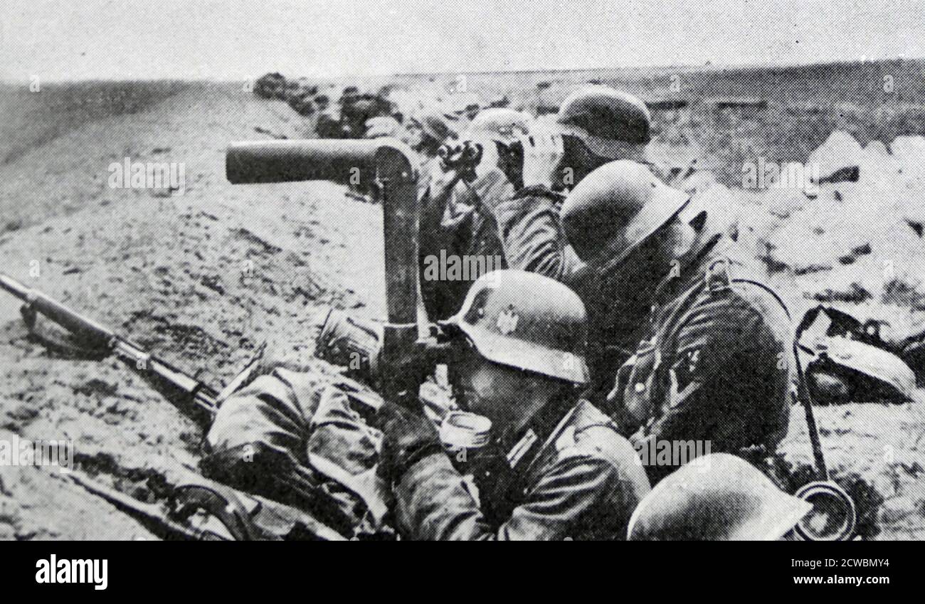 Fotografia in bianco e nero della seconda guerra mondiale (1939-1945); la guerra in Russia; posto di osservazione tedesco con artiglieria fuori Leningrado. Foto Stock