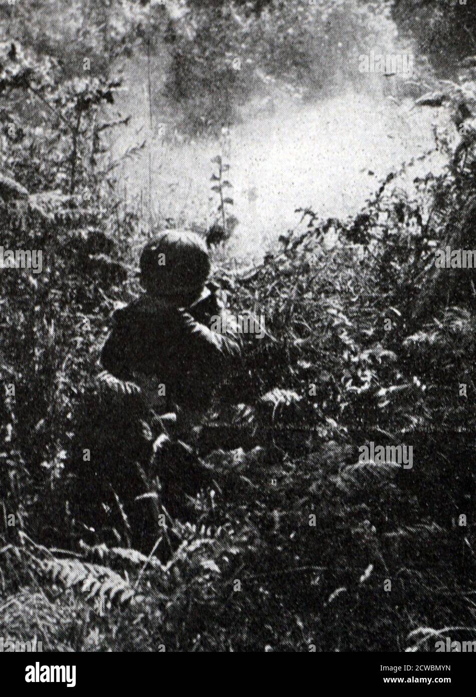 Fotografia in bianco e nero della seconda guerra mondiale (1939-1945); truppe britanniche che combattono nel pennello e nelle foreste della Birmania. Foto Stock