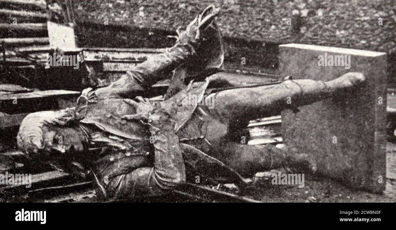 Fotografia in bianco e nero della seconda guerra mondiale (1939-1945); 'quello che abbiamo visto durante l'occupazione di Parigi per le strade e sulle mura'. Una statua di Rouget de i'Isle che giace piatto dopo essere stato tolto dal suo piedistallo come sarà preso per rottame di ferro. Foto Stock