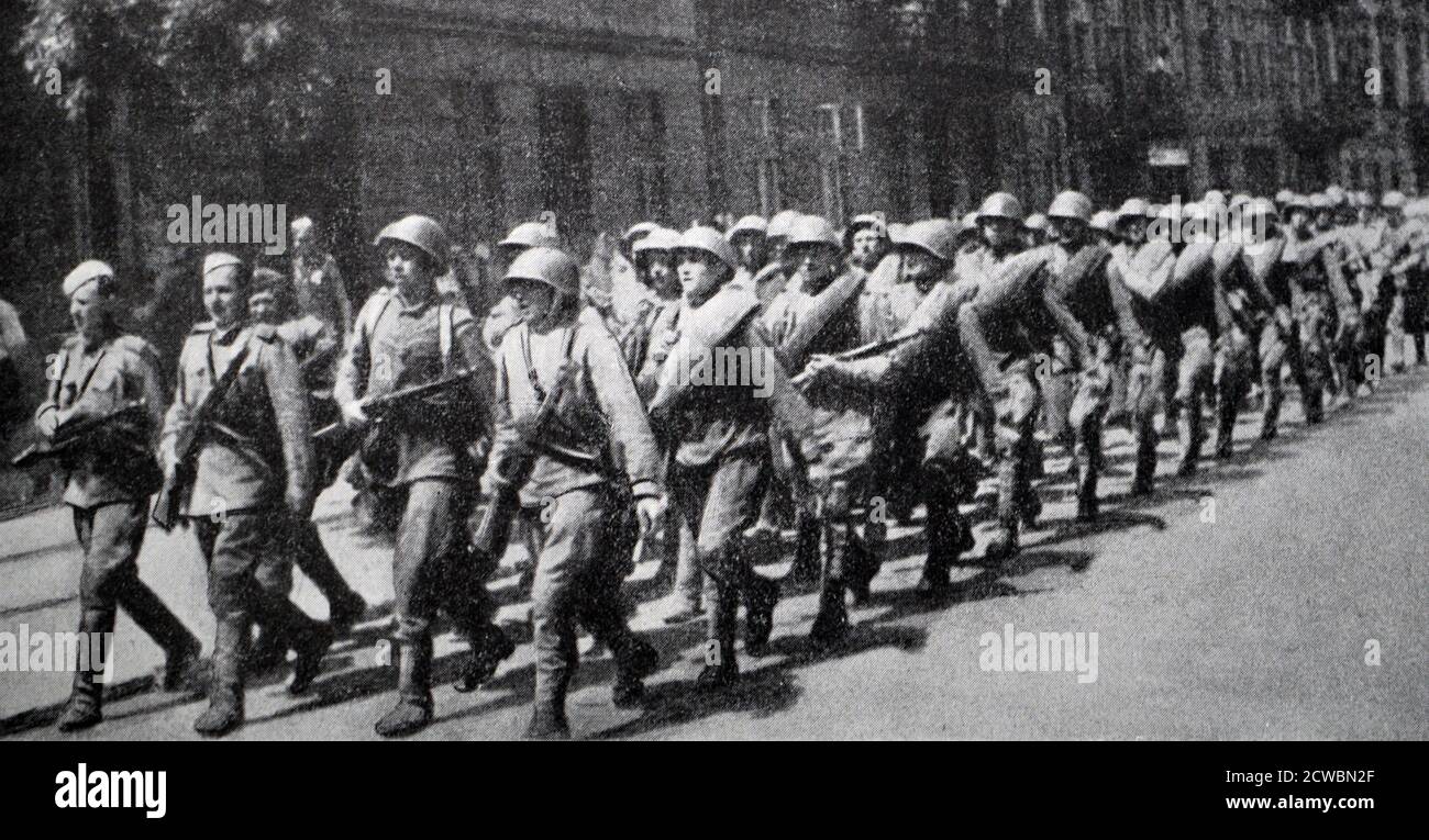 Fotografia in bianco e nero della seconda guerra mondiale (1939-1945) che mostra le truppe russe che marciano attraverso la città di Lvov in Ucraina. Foto Stock