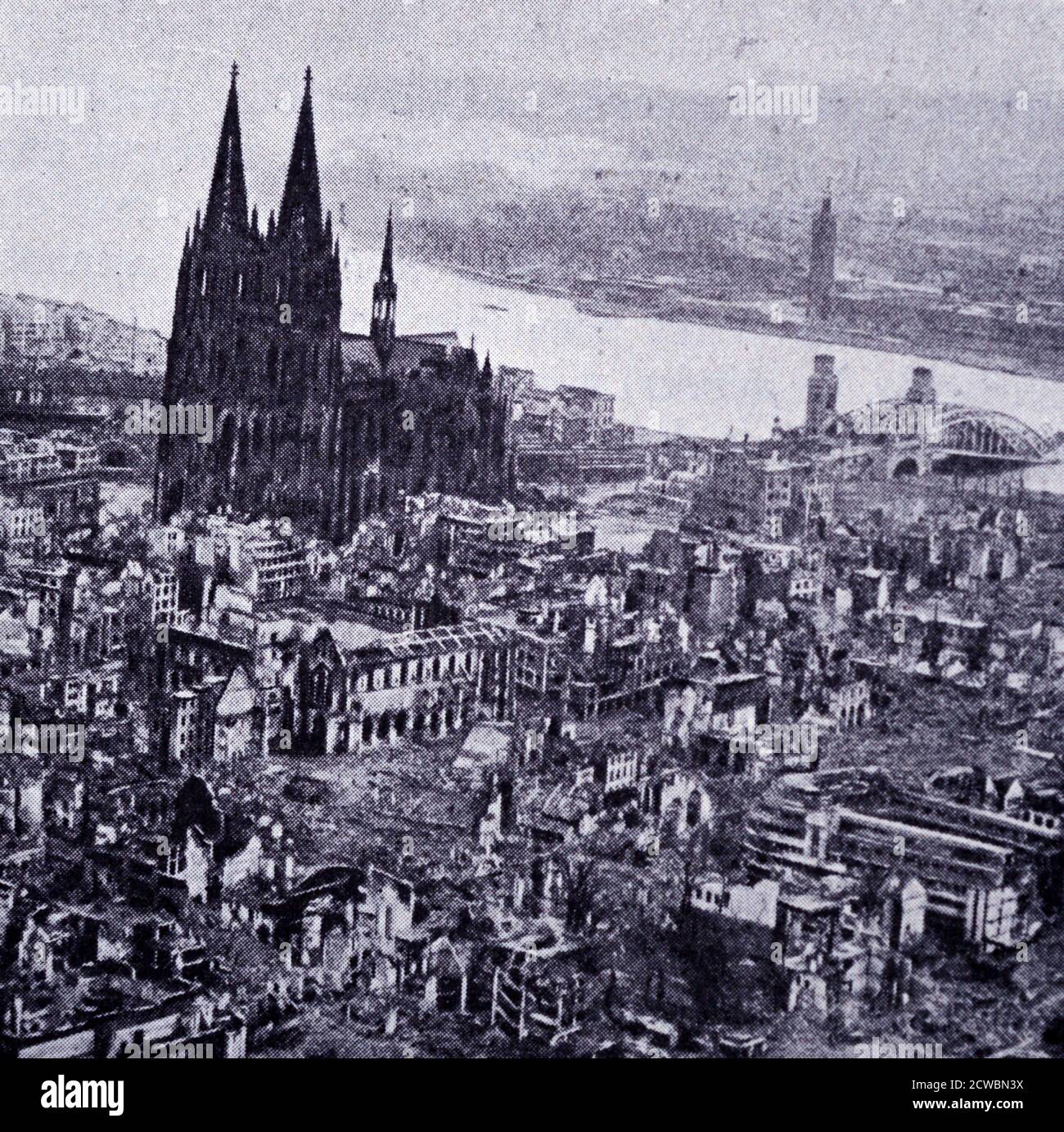 Fotografia in bianco e nero della seconda guerra mondiale (1939-1945) che mostra la città di Colonia, in Germania, in rovina dopo il bombardamento alleato della città il 31 ottobre 1944. Foto Stock