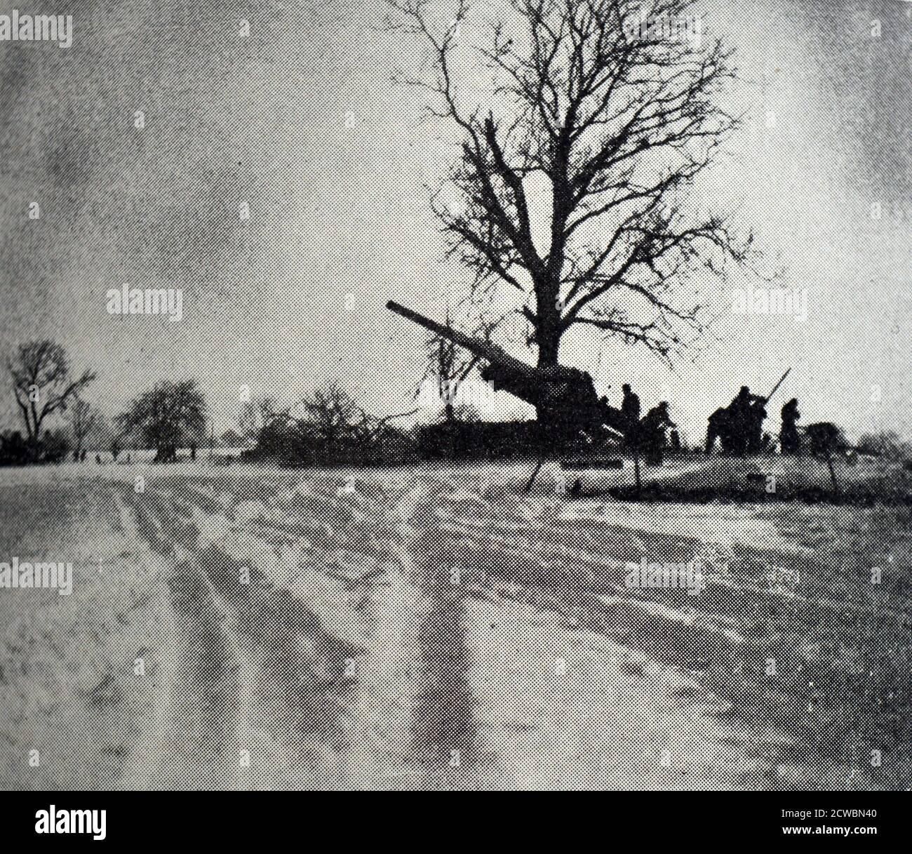 Fotografia in bianco e nero della seconda guerra mondiale (1939-1945) che mostra immagini relative alla Liberazione di Colmar in Francia, che si è svolta il 2 febbraio 1945; l'alba del 20 gennaio 1945 che mostra le armi alleate pronte ad attaccare. Foto Stock