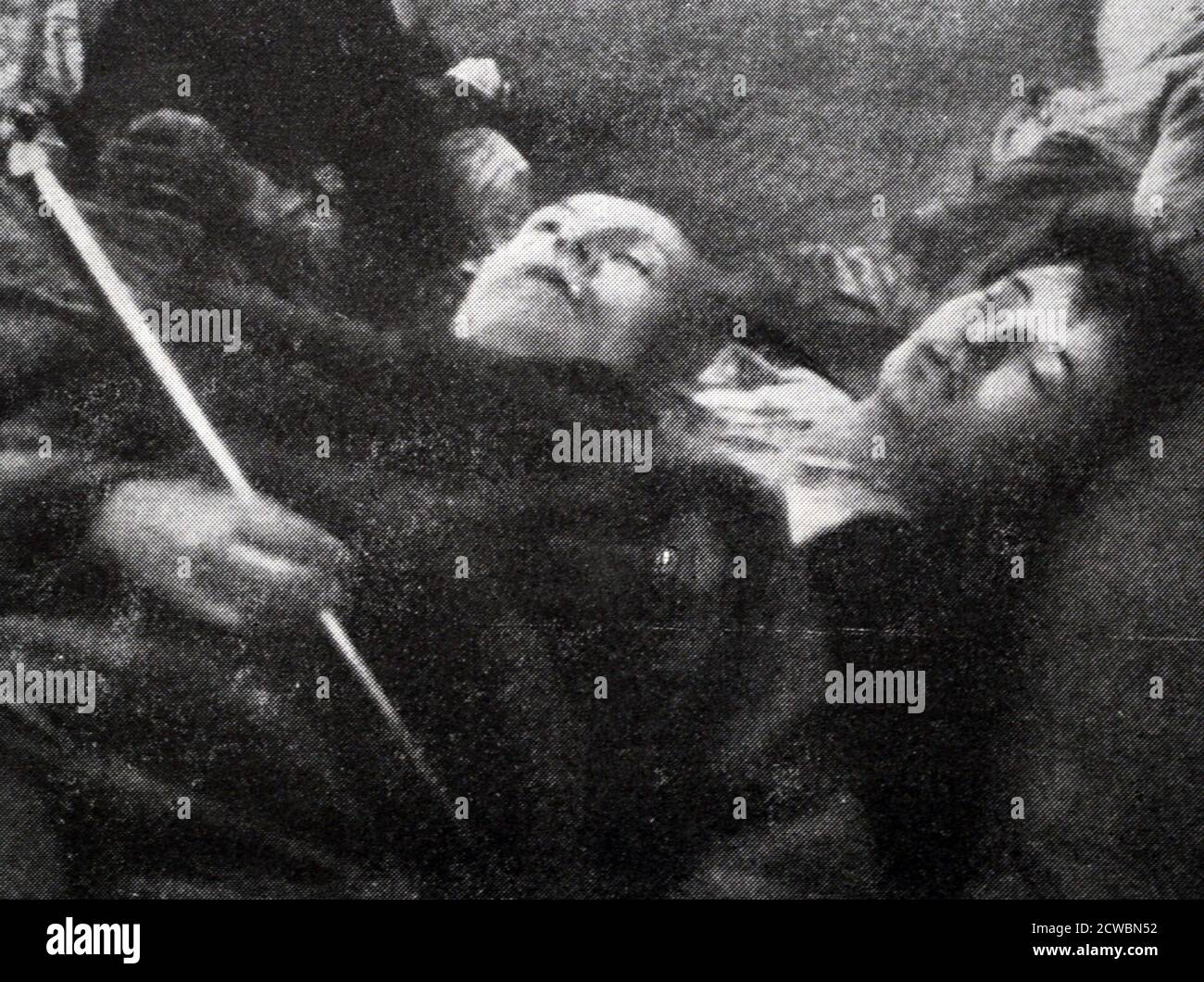 Fotografia in bianco e nero della seconda guerra mondiale (1939-1945) che mostra i resti del dittatore italiano Benito Mussolini (1883-1945) e della sua amante Clara Petacci (1912-1945) dopo la loro esecuzione con la squadra di fuoco. Foto Stock