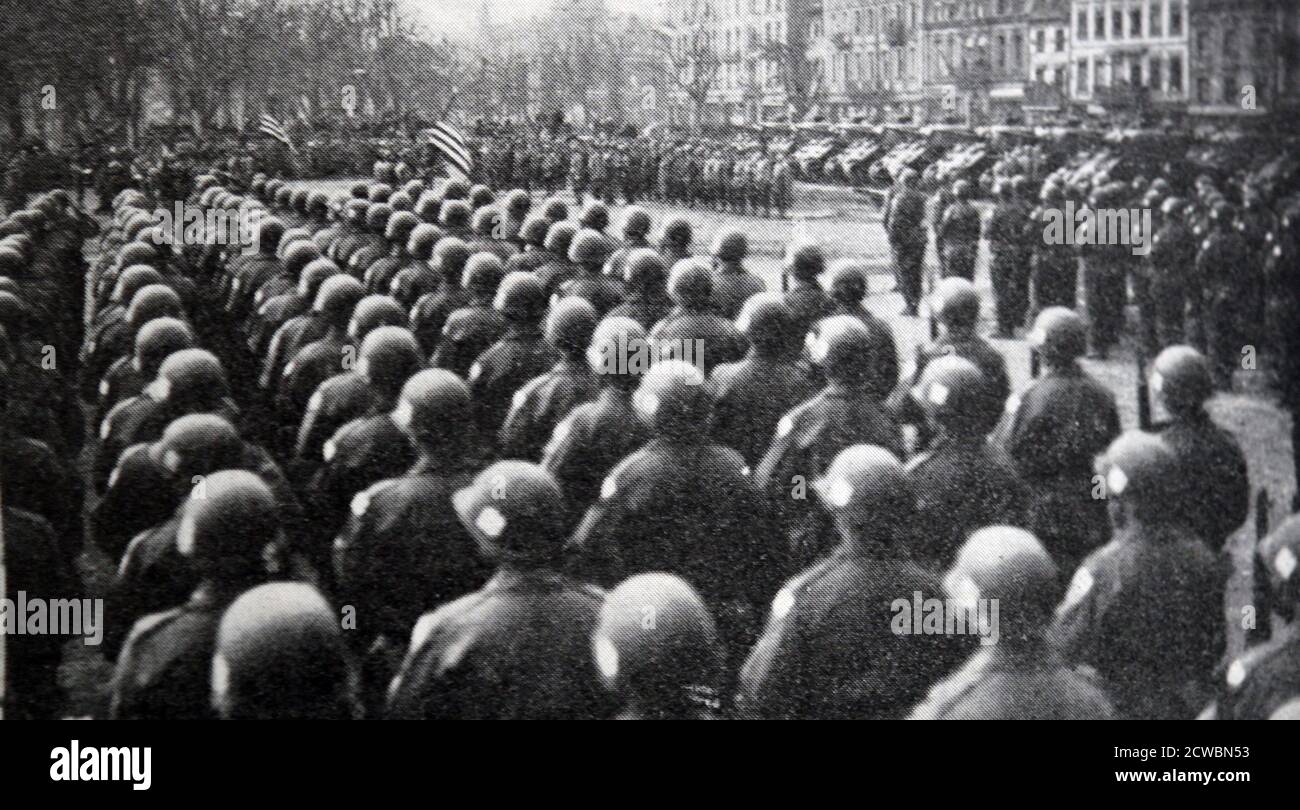 Fotografia in bianco e nero della seconda guerra mondiale (1939-1945) che mostra immagini relative alla Liberazione di Colmar in Francia, che si è svolta il 2 febbraio 1945; soldati alleati che marciavano per le strade di un Colmar liberato. Foto Stock