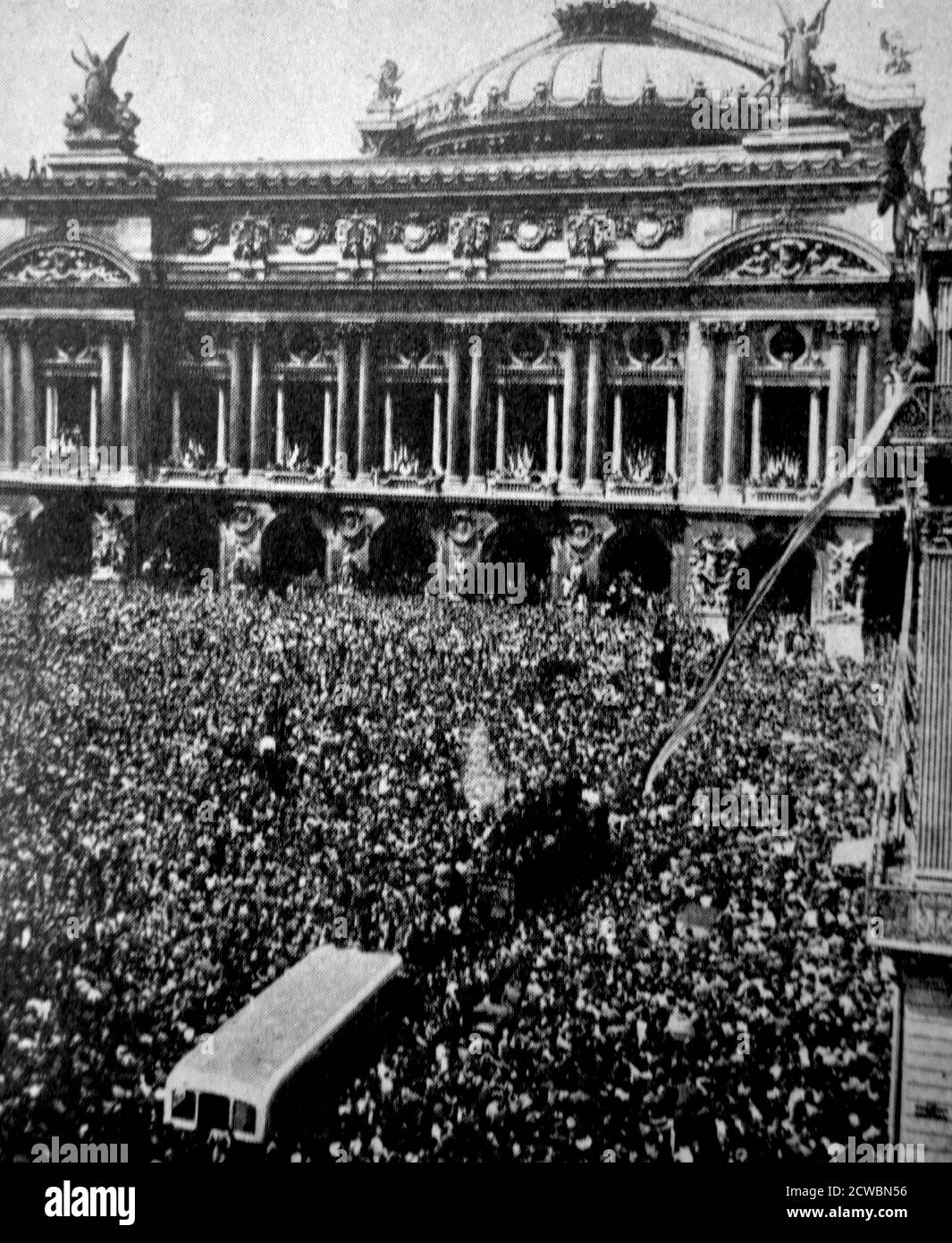 Fotografia in bianco e nero della seconda guerra mondiale (1939-1945) che mostra Parigi in occasione della Giornata della Vittoria in Europa, 8 maggio 1945. Una grande folla di persone si riuniscono in Place de l'Opera nel pomeriggio. Foto Stock