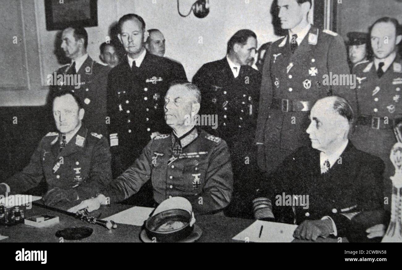Fotografia in bianco e nero della seconda guerra mondiale (1939-1945) che mostra immagini relative alla resa incondizionata delle forze tedesche agli Alleati; il maresciallo tedesco Wilhelm Keitel (1882-1946) firma la resa per conto della Germania il 9 maggio 1945. Foto Stock