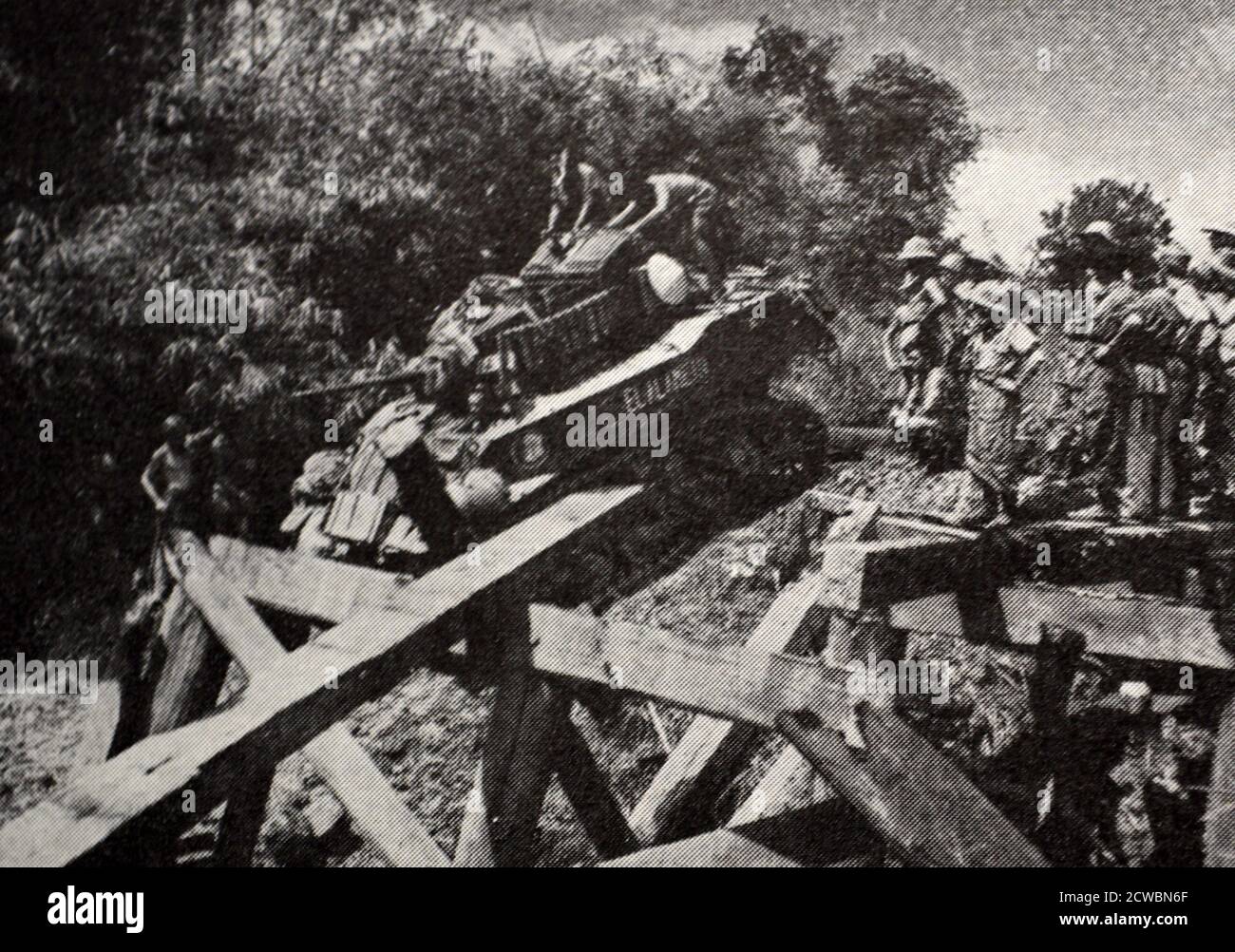 Fotografia in bianco e nero che mostra l'immagine della prima Indocina Guerra (1946-1954);carro armato francese nella giungla Foto Stock