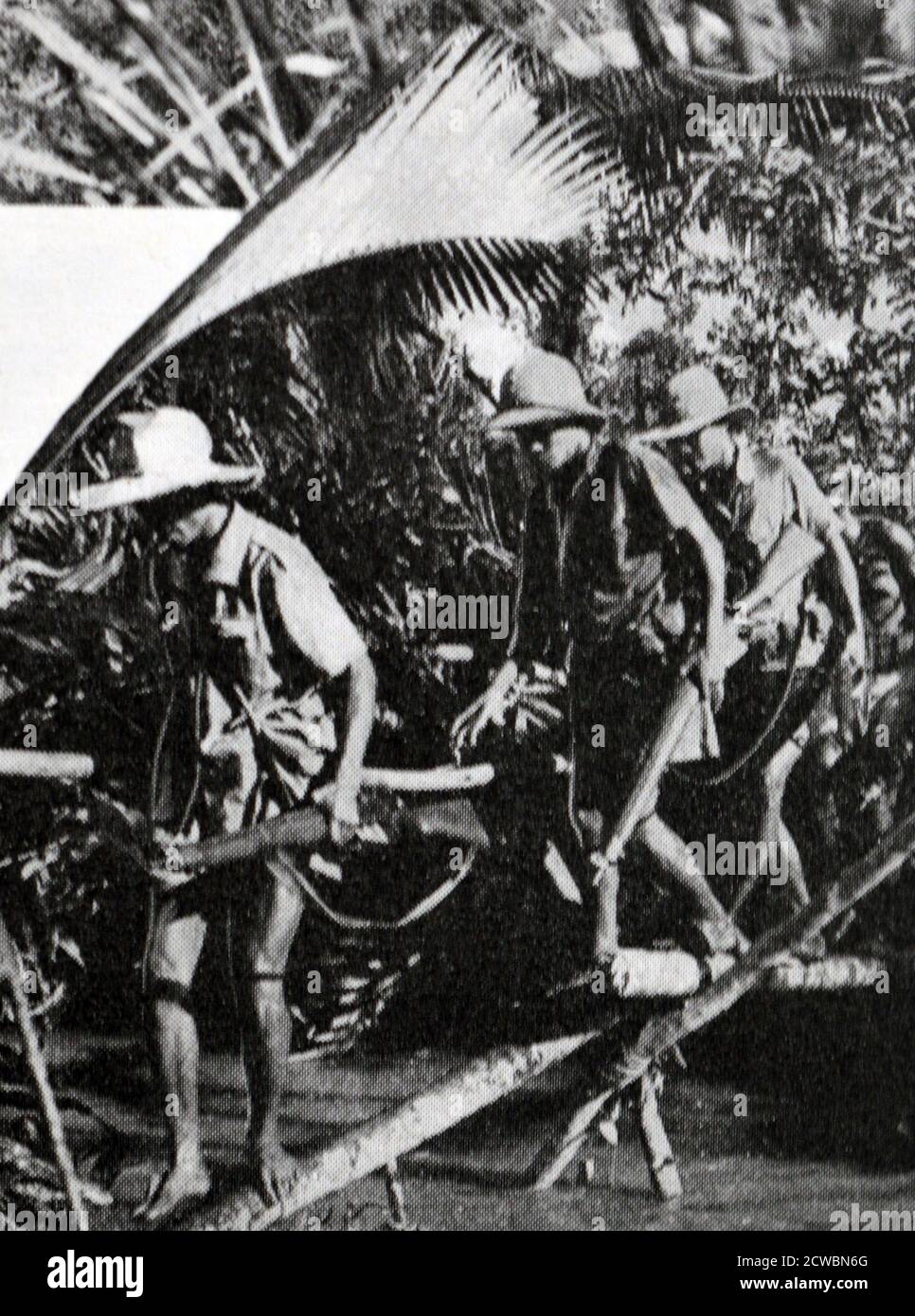 Fotografia in bianco e nero che mostra l'immagine della prima Guerra Indocina (1946-1954); una pattuglia che attraversa un ponte di scimmia. Foto Stock