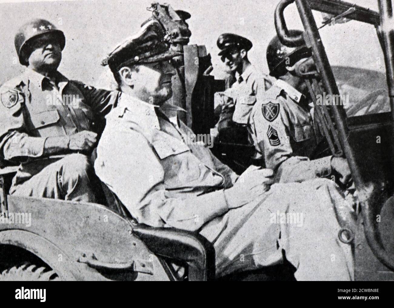 Fotografia in bianco e nero della guerra di Corea (1950-1953); il generale americano Douglas MacArthur (1880-1964) nella sua jeep. Foto Stock