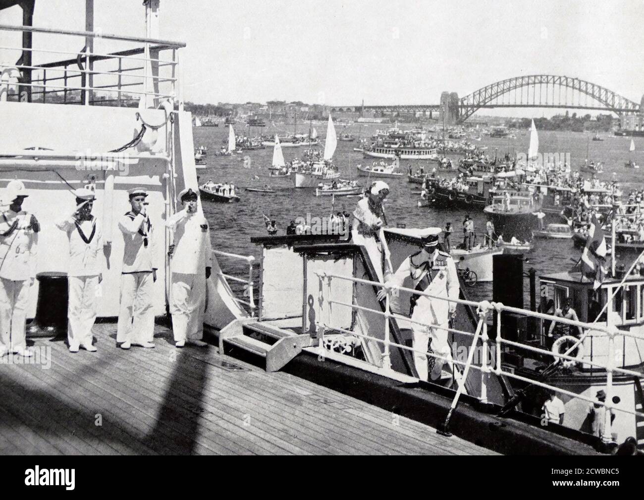 Arriva il duca di Edimburgo seguito dalla regina Elisabetta II A Sydney Australia nel febbraio 1954 Foto Stock