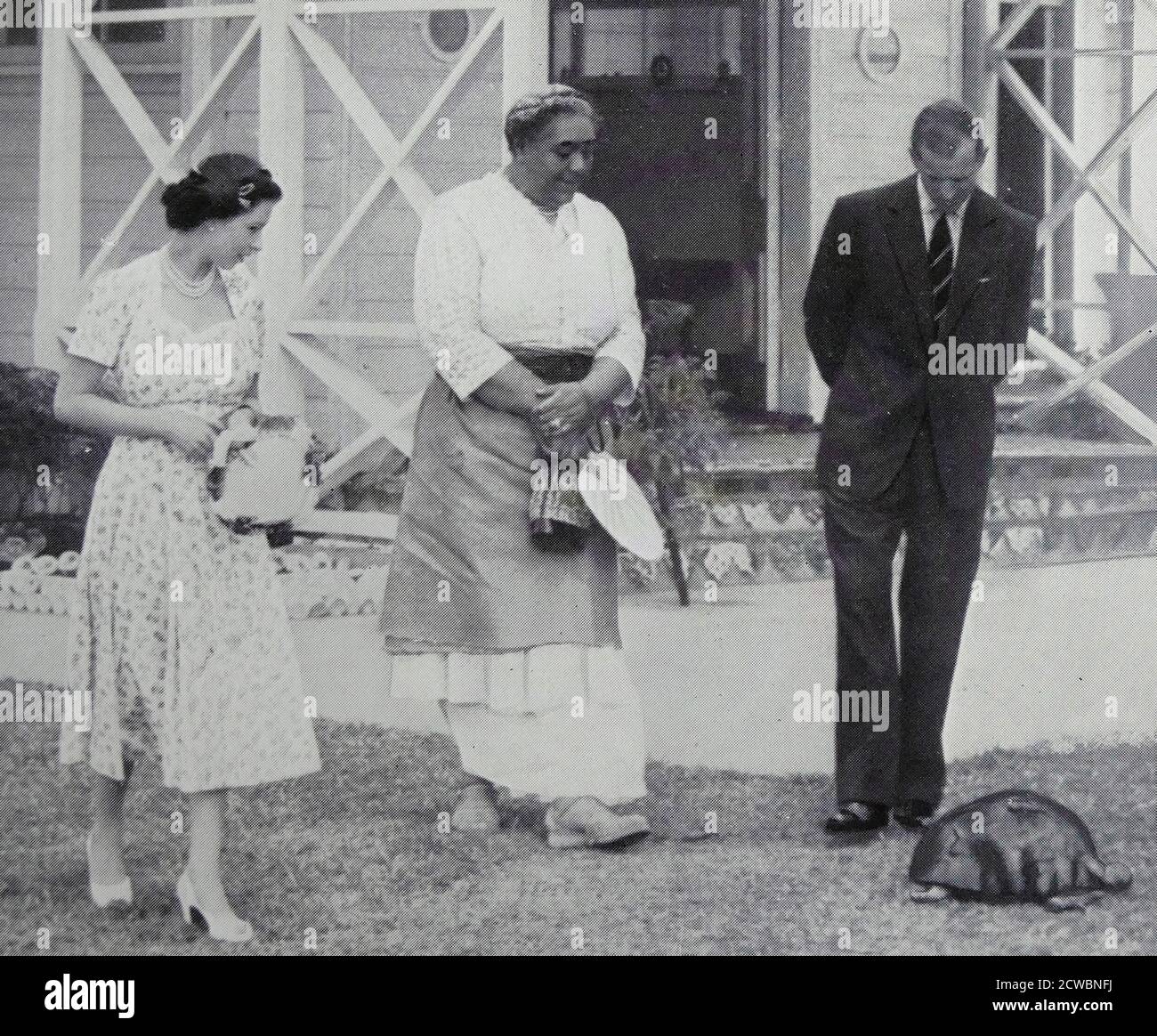 Regina Elisabetta II e Principe Filippo con Salote, Regina di Tonga, in visita a Tonga nel 1953 Foto Stock