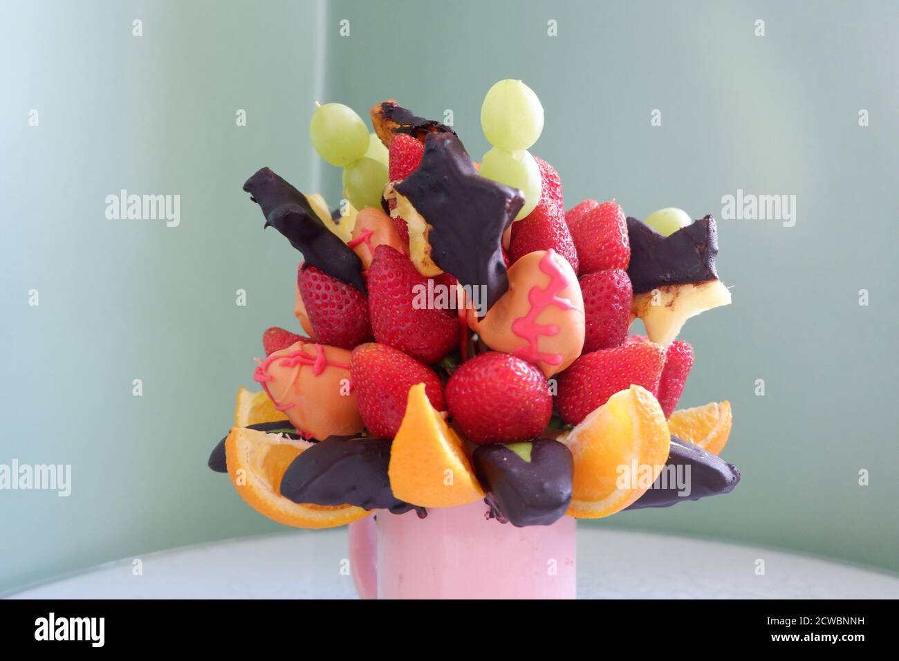 Cioccolatini e frutta a forma di fiore Foto Stock